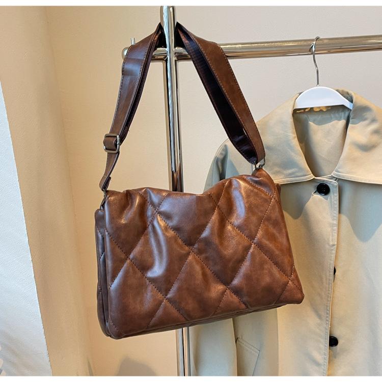 

Пуховая сумка женская осень-зима 2025 новая трендовая корейская ромбовидная квадратная сумка универсальная большой вместимости на плечо сумка-мессенджер 30*11*22 коричневый