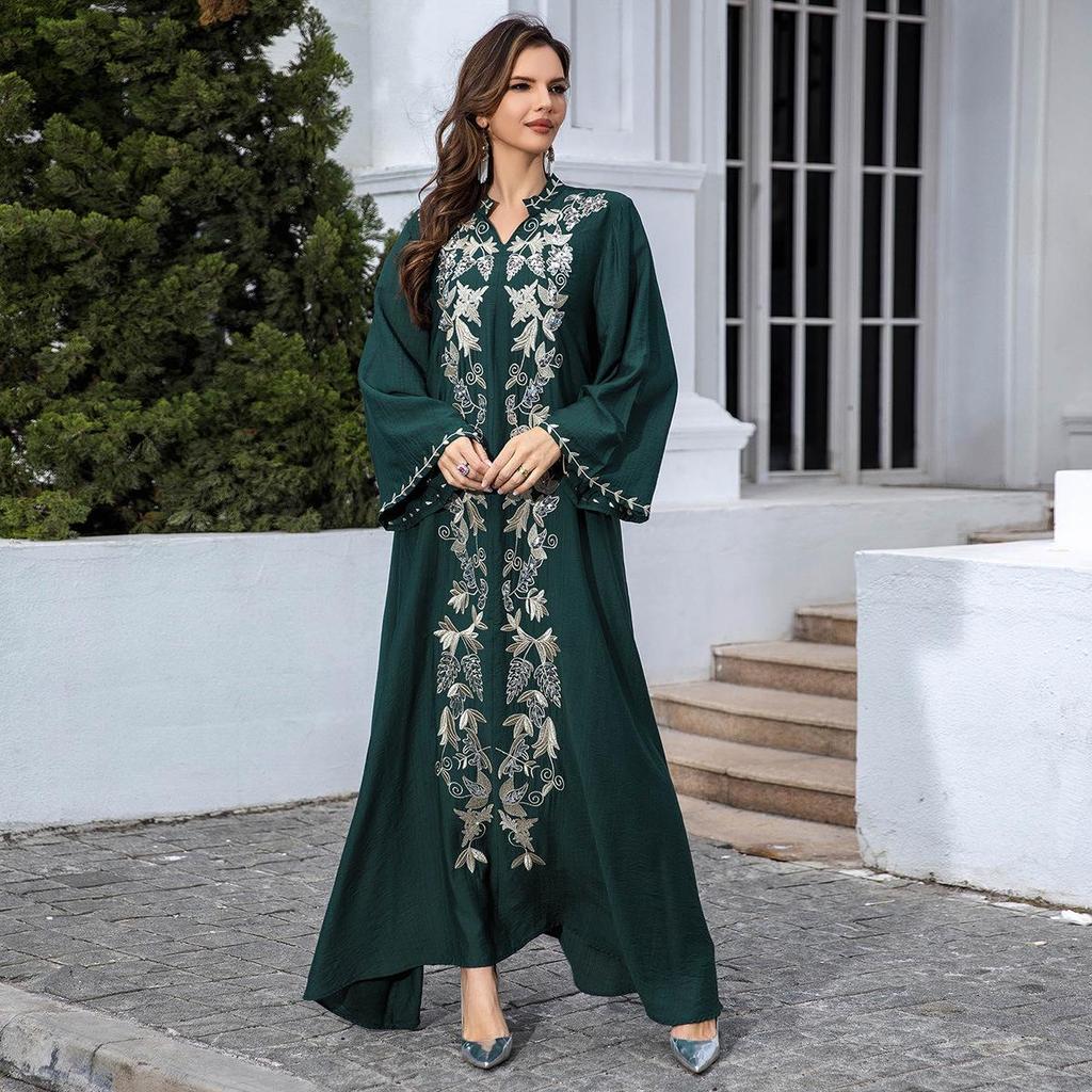 Women's Middle Eastern Abaya: Elegant Long Robe with Stylish Detailing, Perfect for Dubai and Turkey Fashion.