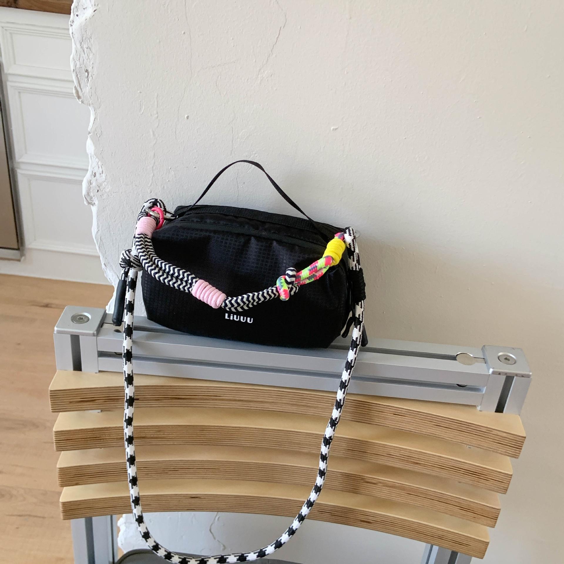 

Literary and retro small square bag 2025 summer women s versatile messenger bag, high-end single shoulder woven rope handbag чёрный