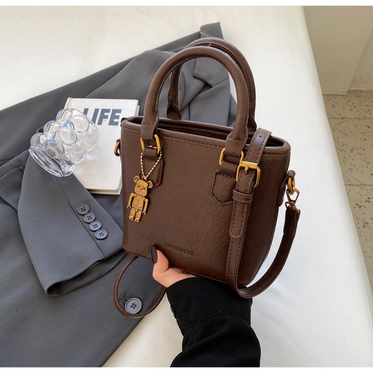 

This year s popular small bag women s 2025 new fashion versatile shoulder messenger bag texture popular portable bucket bag темно-коричневого