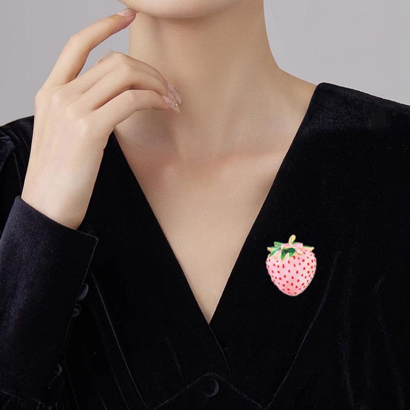 Fashionable and Exquisite Strawberry Brooch, High-end Women's Light Luxury High-end Brooch, Individual and Elegant Brooch