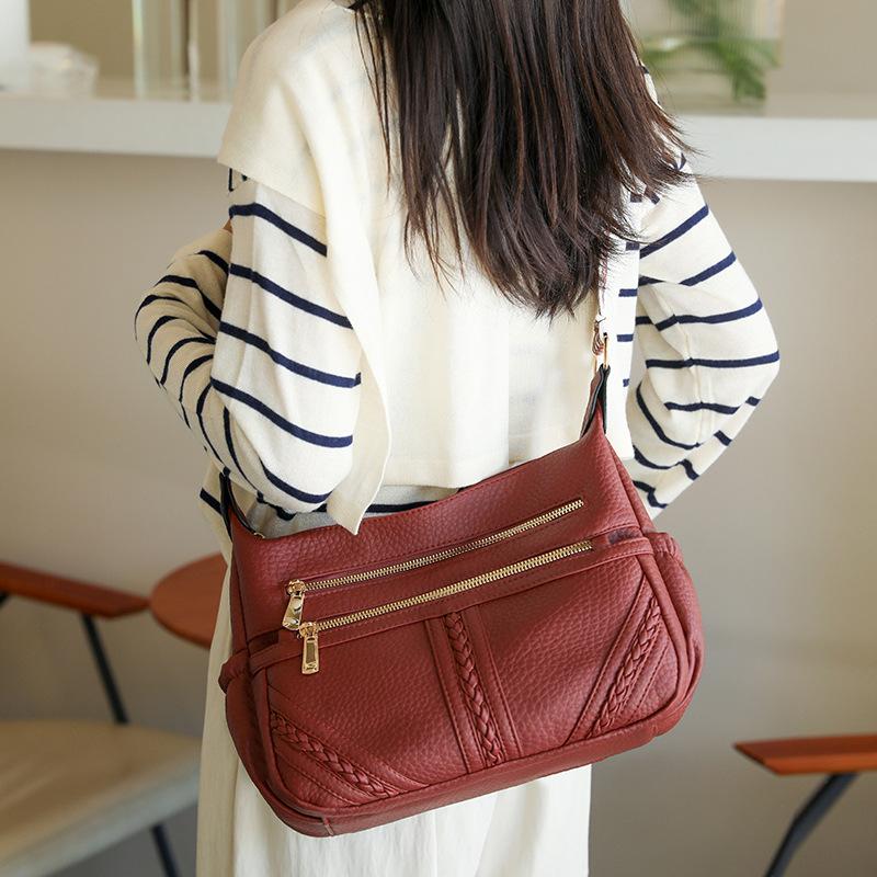 Large Capacity Shoulder Messenger Women's Bag Light Luxury Soft Leather Mother Bag 2025 New Fashionable and Atmospheric Middle-aged Women's Bag