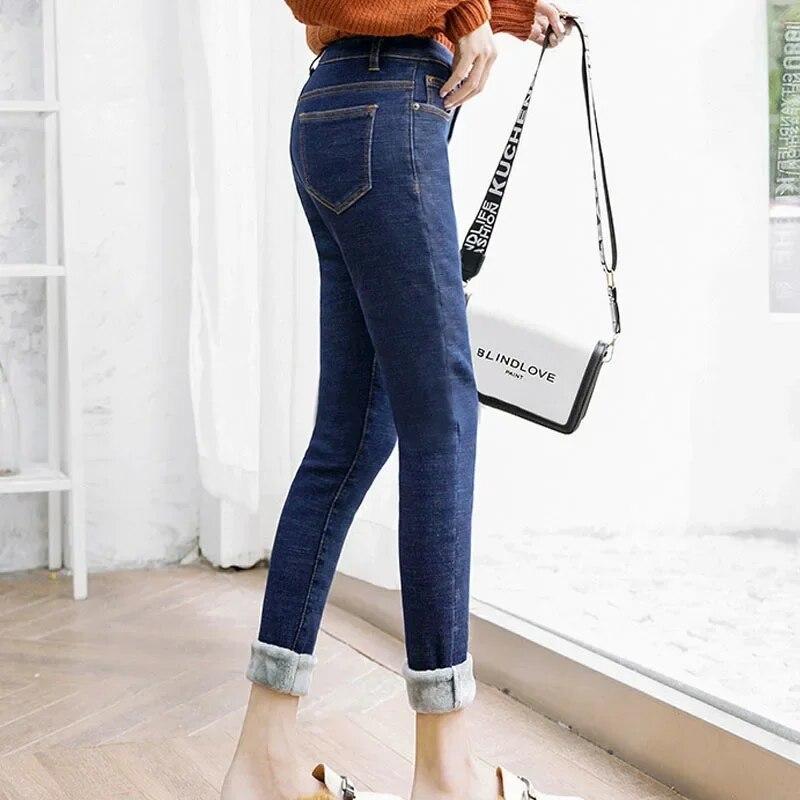 

Модные бархатные утолщенные теплые джинсовые джинсы для женщин, зимние офисные женские узкие брюки-карандаш с высокой талией, повседневные однотонные брюки 30097 32