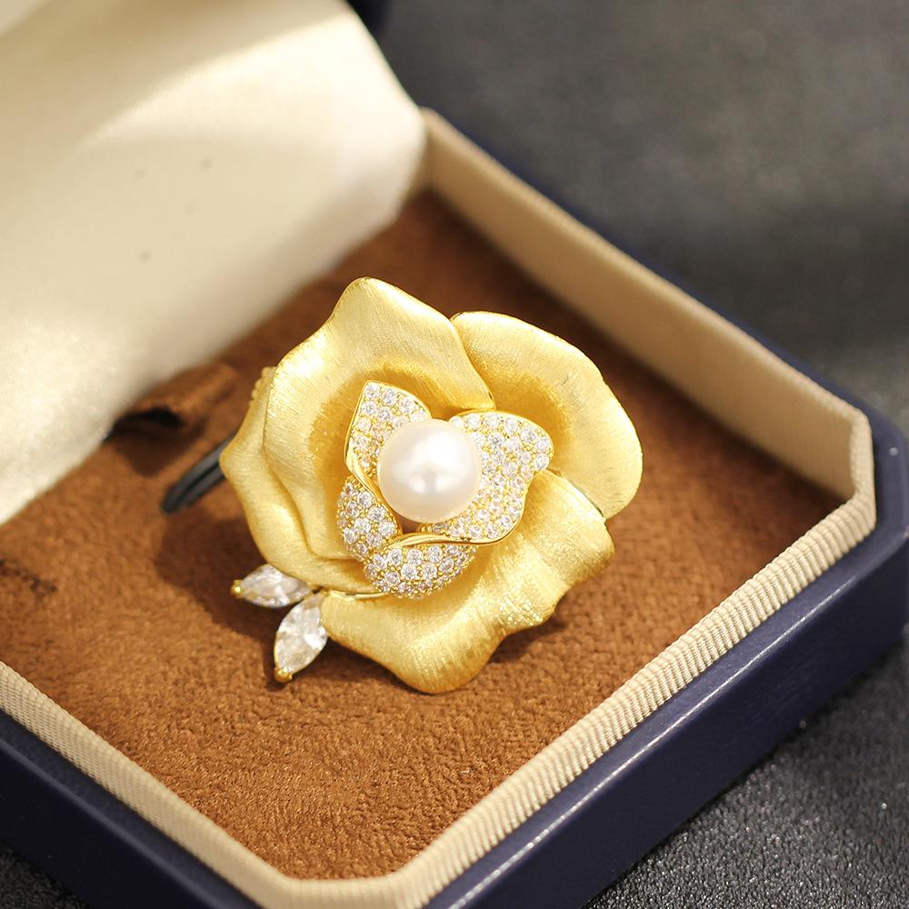 Elegant light luxury high sense gold brushed rose brooch temperament freshwater pearl peony pin brooch female
