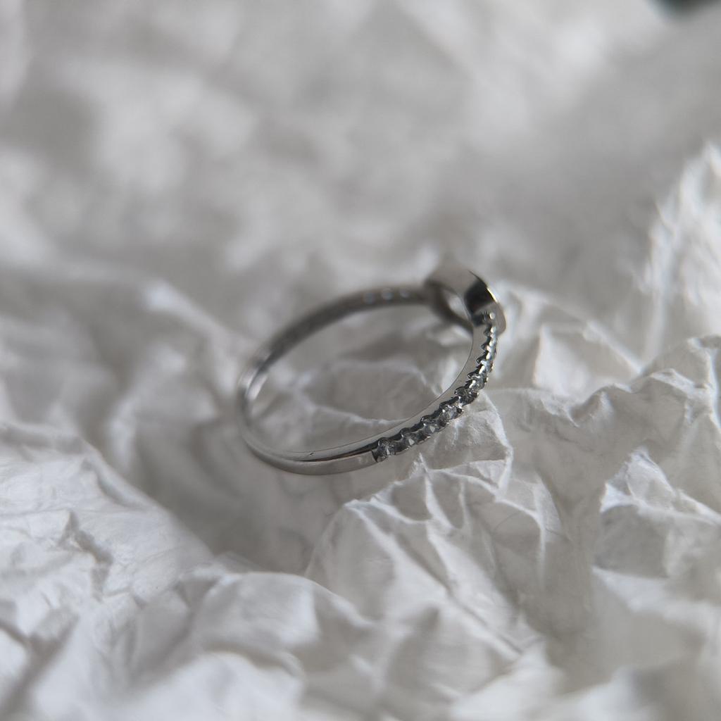 Серебряное кольцо с фианитами, вес изделия 1,13 гр (2209478)