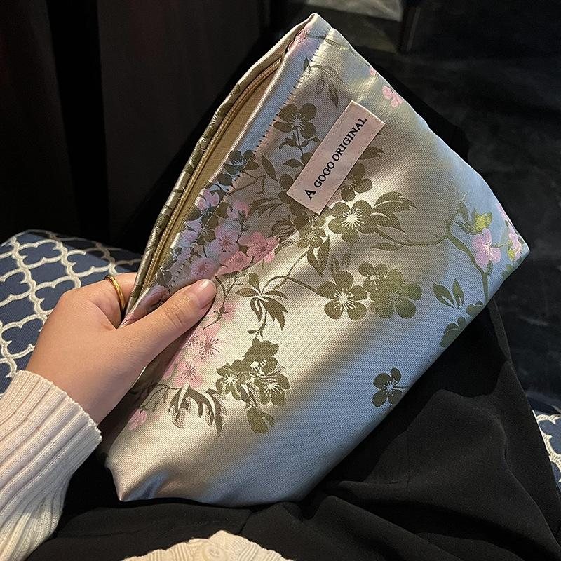 

Chinese-style Satin Makeup Bag Women Flower Skin Care Product Storage Bag Wash Toiletries Bag Hand-held Make Up Case for Girl
