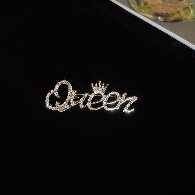 

Пользовательская брошь-бабочка со стразами: Стильный, Высококлассный, Плиссированный Дизайн для Одежных Аксессуаров и Ювелирных Изделий.