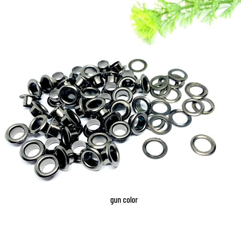 Barevná kovová očka a nýty na oblečení a doplňky