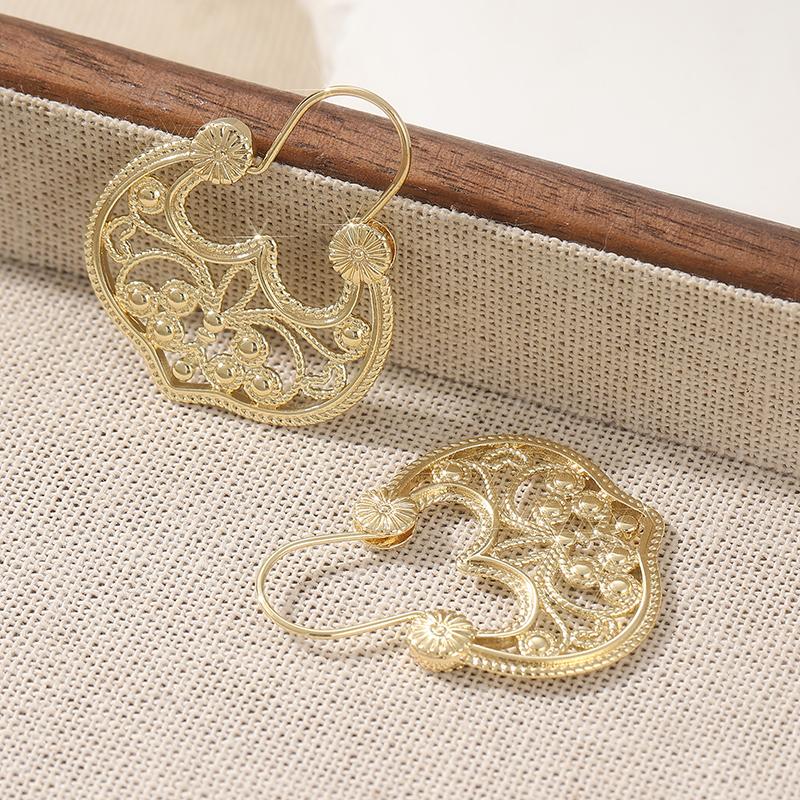 Vintage Gorgeous Carved Pattern Hollow Out Dangle Earrings Women Bohemian Ethnic Zinc Silvery Plated  Jewelry Accessories
