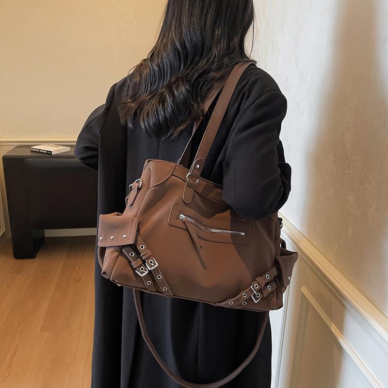 Borsa Tote da Moto Coreana con Borchie da Donna - Borsa a Tracolla a Spalla Crossbody di Grande Capacità per l'Autunno 2025