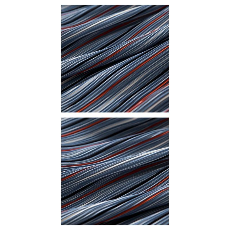 Světle modrá džínová sukně s patchworkovým lemem z bavlny a vlny, s plisováním a přezkou s hřebíčky, s vysokým pasem, midi sukně