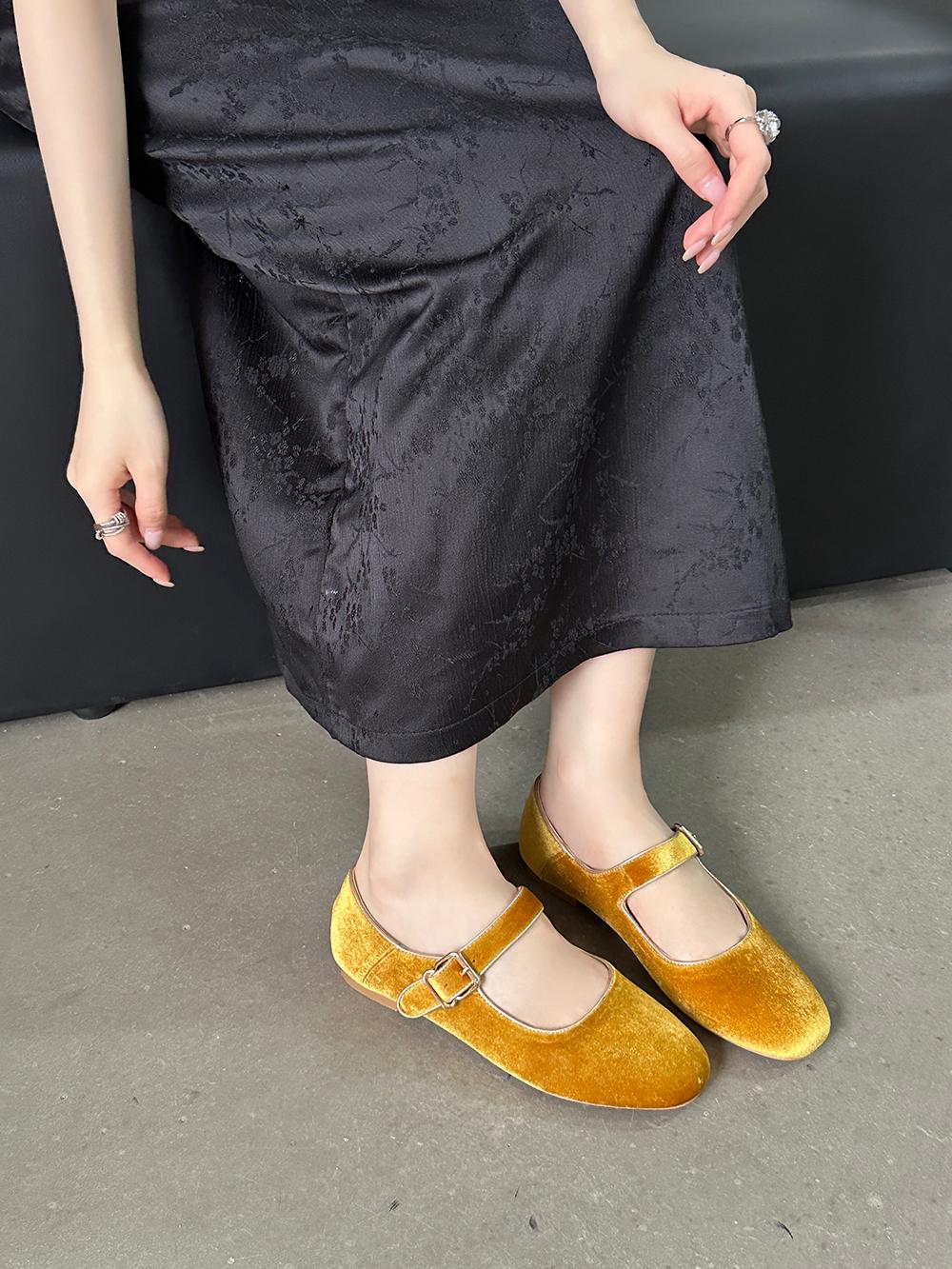 Модные женские туфли-лоферы с круглым носком на плоской подошве 2024 года — фото 3