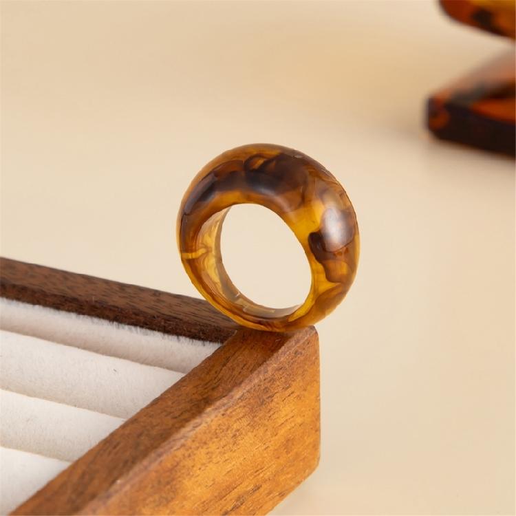 Artistic Curved V Shape Statement Ring Lightweight Resin Construction Graduated Color Unisex Jewelry Accessory