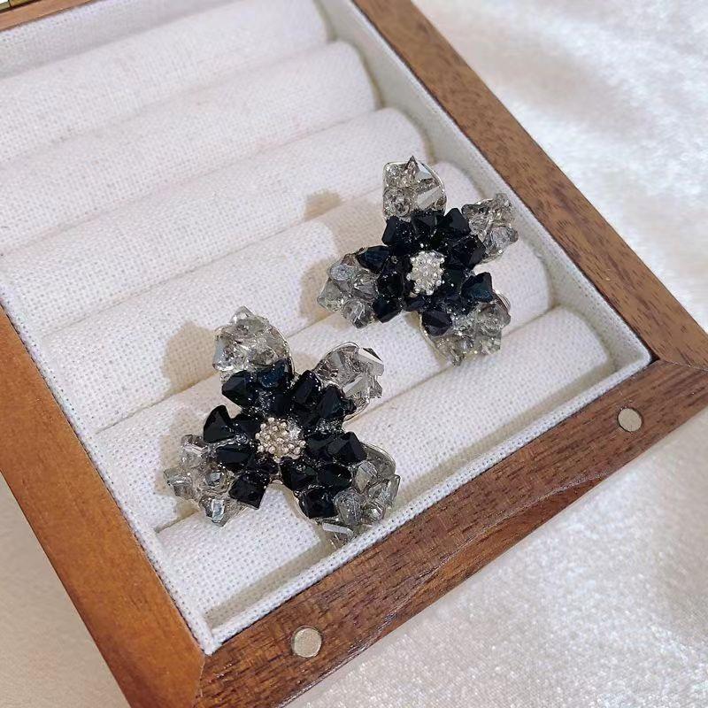 Fashion light luxury high-end stud earrings small fresh flower series earrings sweet and exquisite niche versatile daily earrings