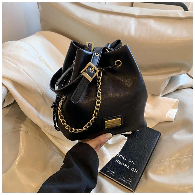 

Сумка-ведро в стиле ретро Niche design, женская сумка подмышкой 2024 года, новая вместительная сумка для поездок на работу и обратно чёрный