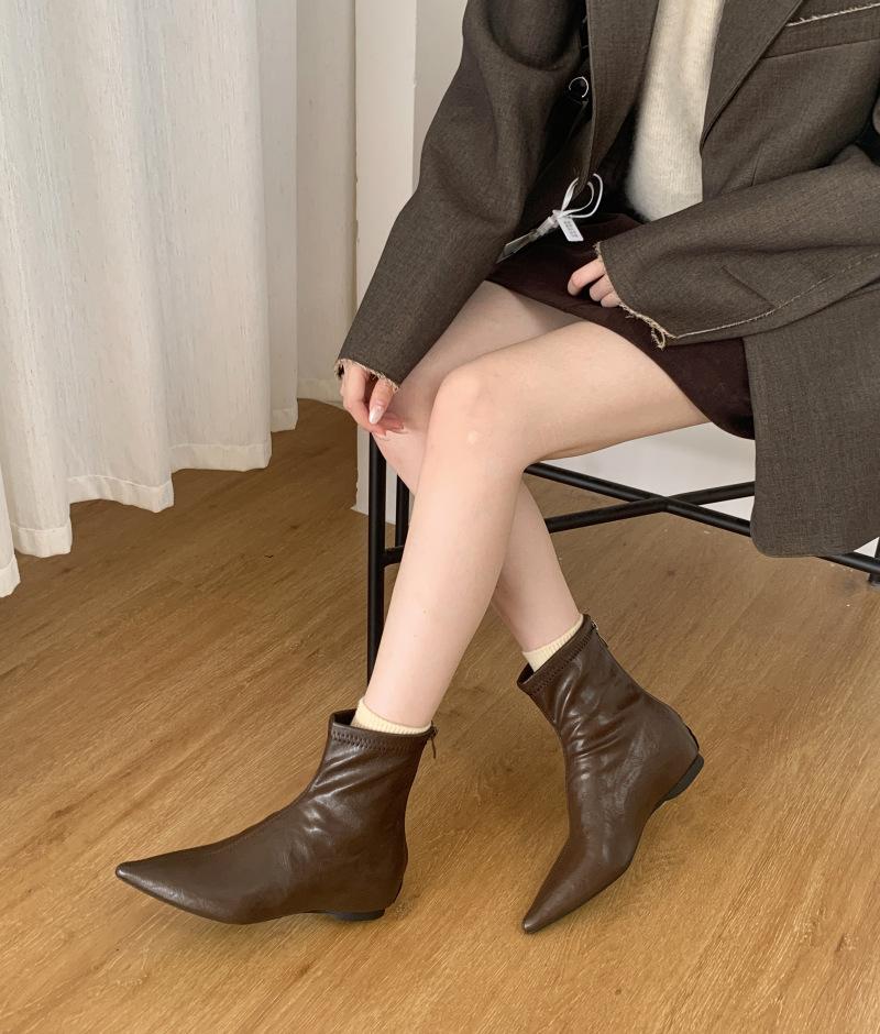 

2025 autumn and winter single boots pointed head Korean version fashion boots slope heel low heel short boots women s rear zipper and ankle boots temp 39 темно-коричневого