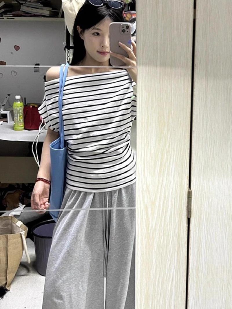 

Женская полосатая футболка с плиссировкой, подчеркивающая талию, с открытыми плечами - Лето 2025 M белый