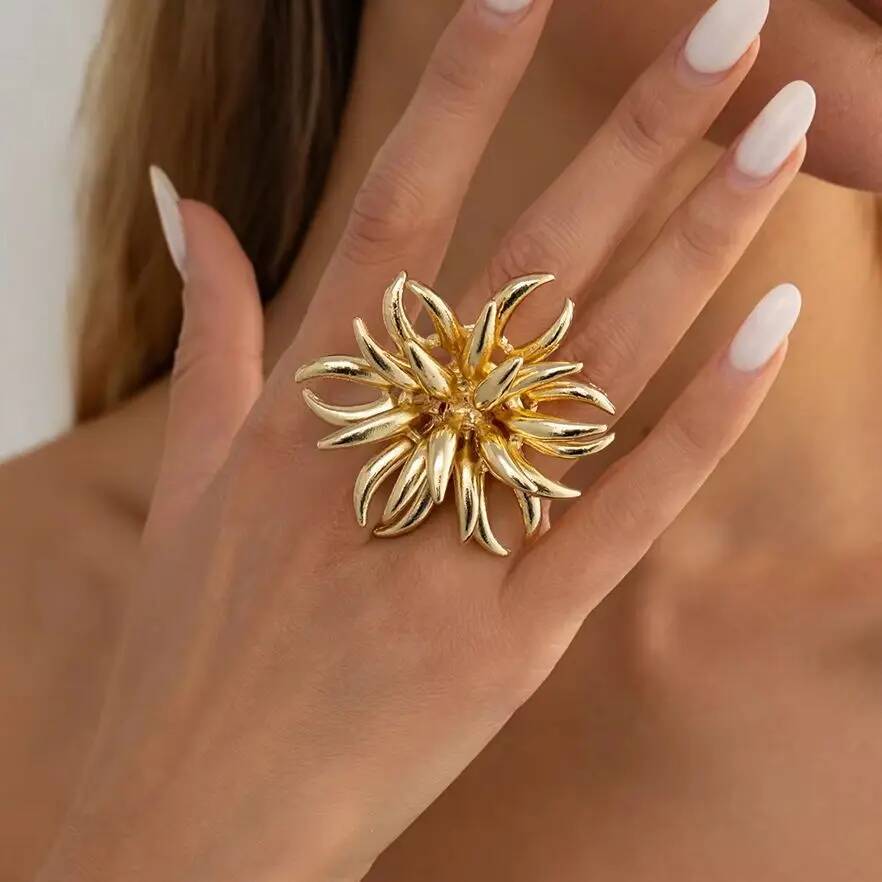 Salircon Vintage Gold Color Hollow Out Flower Rings For Women Creative Chic Geometry Metal Knuckle Rings Wedding Party Jewelry