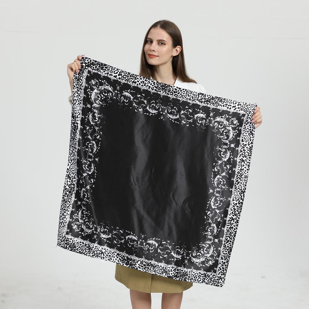 Foulard Grand Imprimé Noir Et Blanc à Motif Chevron - Occasion, Matière Acrylique