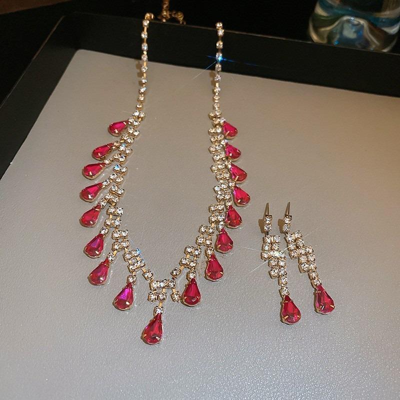 Quadratisches Ohrstecker- und Halsketten-Set mit Diamanten - ein schickes, luxuriöses und hochwertiges zweiteiliges Set mit exquisiter Eleganz