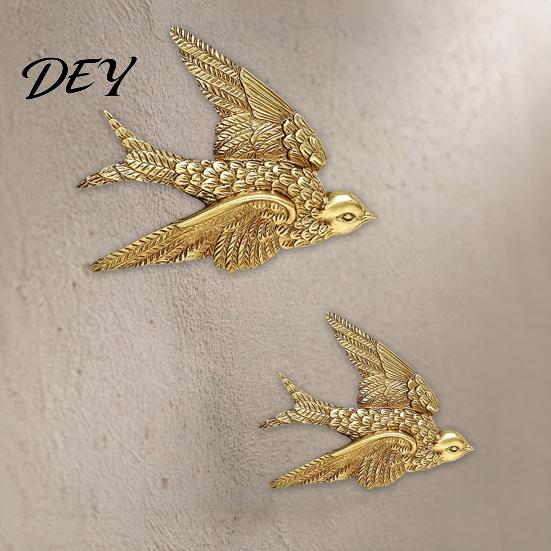 Retro Style Wall Art Gold Swallow Decor, Resin Flying Bird Sculpture, Vintage Living Room Decoration 3D for Bedroom Home Decor Bronze Ornament
