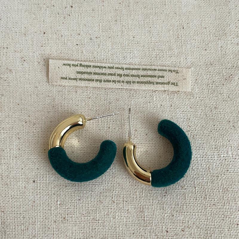 

Minimalist Two Tone Plush Velvet Metal C Shape Stud Earrings For Women Ladies Gold Plated Alloy Wholesale Casual Jewelry зелений