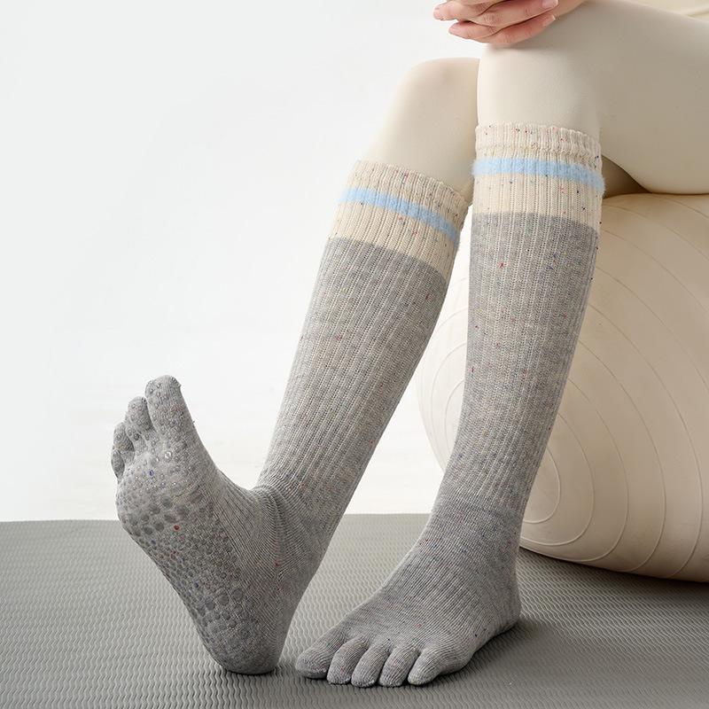 Damen Anti-Rutsch Yoga Socken, Polka Dot Colorblock, Extra Lange Fünf-Zehen Waden Socken für Herbst/Winter Pilates.