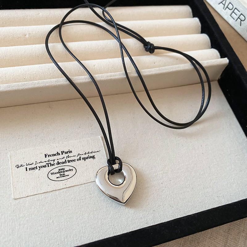 Collar con Colgante de Croissant Estilo Coreano - Cadena Larga Minimalista para Suéter para Mujer, Perfecto para Otoño/Invierno.
