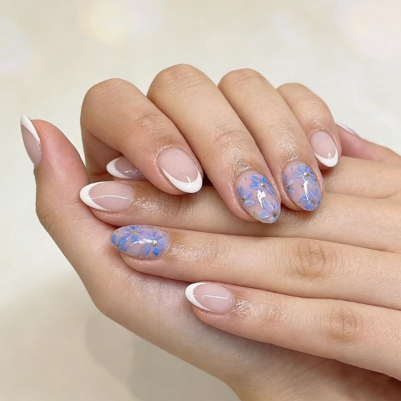 24Pcs Elegant Artificial Nail White And Blue Flower Glossy Fake Nail Short Oval Shape For Women Party Decoration