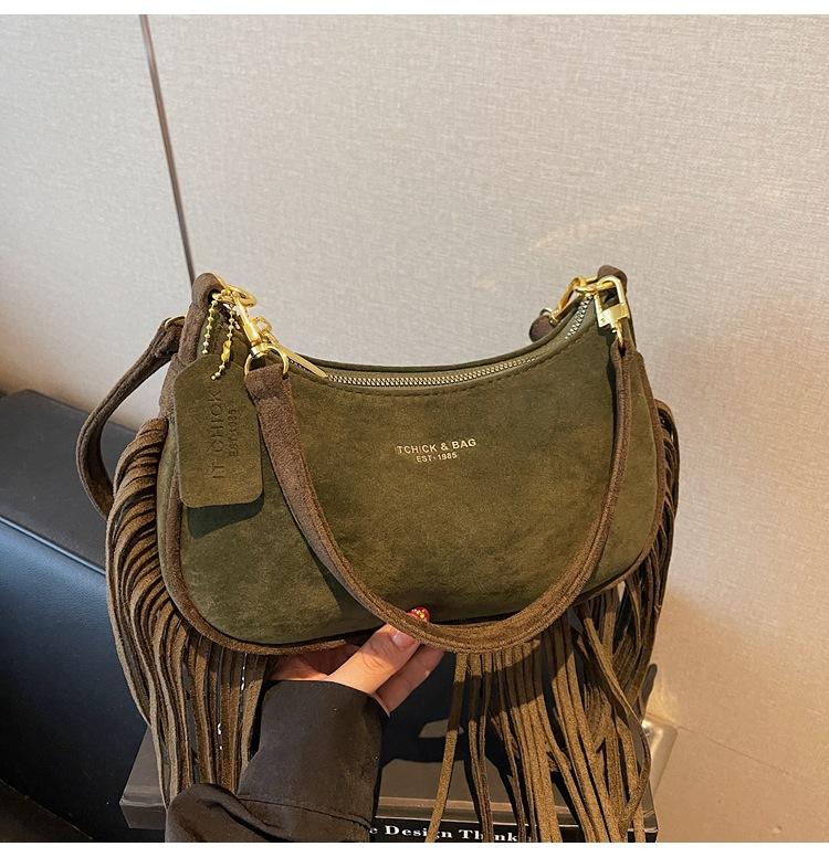 

Ретро нишевая текстура сумка подмышку женская 2025 новая корейская версия иностранный стиль сумка-полумесяц с бахромой модная плечевая сумка-мессенджер зелёный