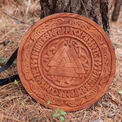 Escudo redondo pequeno de madeira nórdico, feito à mão, funcional, xilogravura, reencenação, nórdico, guerreiro viking, escudo de crista