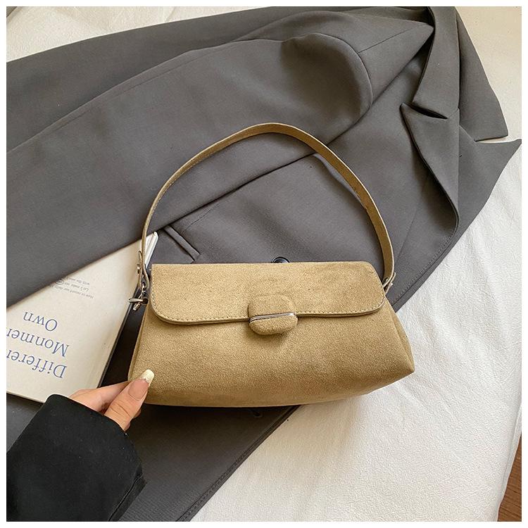 

Нишевая ретро матовая сумка-багет женская 2025 новая на плечо сумка-мессенджер осень и зима для通勤 повседневная подмышечная сумка хаки