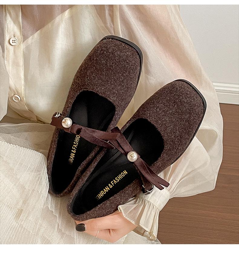 

Fashion commuter retro thick heel small leather shoes women s 2025 new spring and autumn with skirt French square head Mary Jane single shoes 40