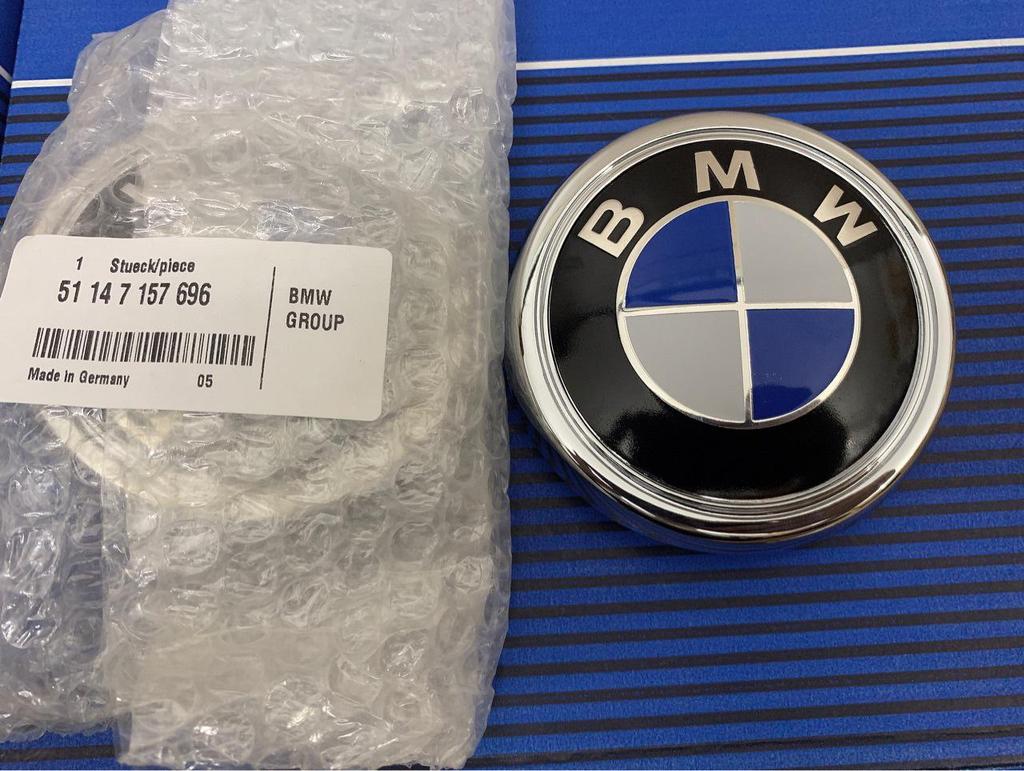 X5E70 Zadní znak víka zavazadlového prostoru Modro/Bílý odznak 51147157696