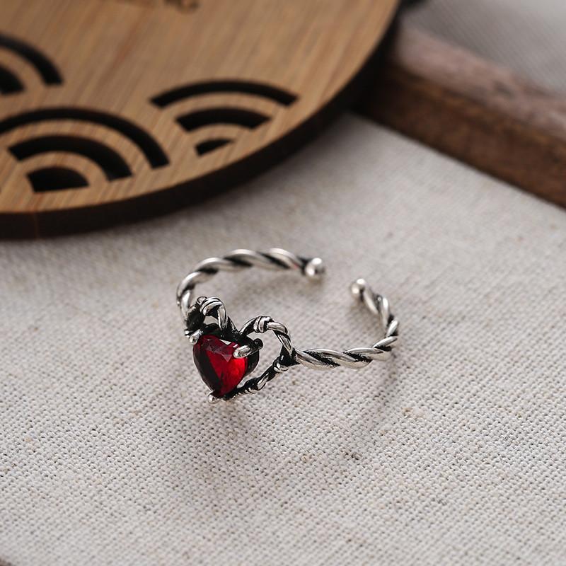 

Качественное Шикарное Кольцо в Высоком Винтажном Стиле с Полым Сердцем, Изготовлено из Прочной Меди