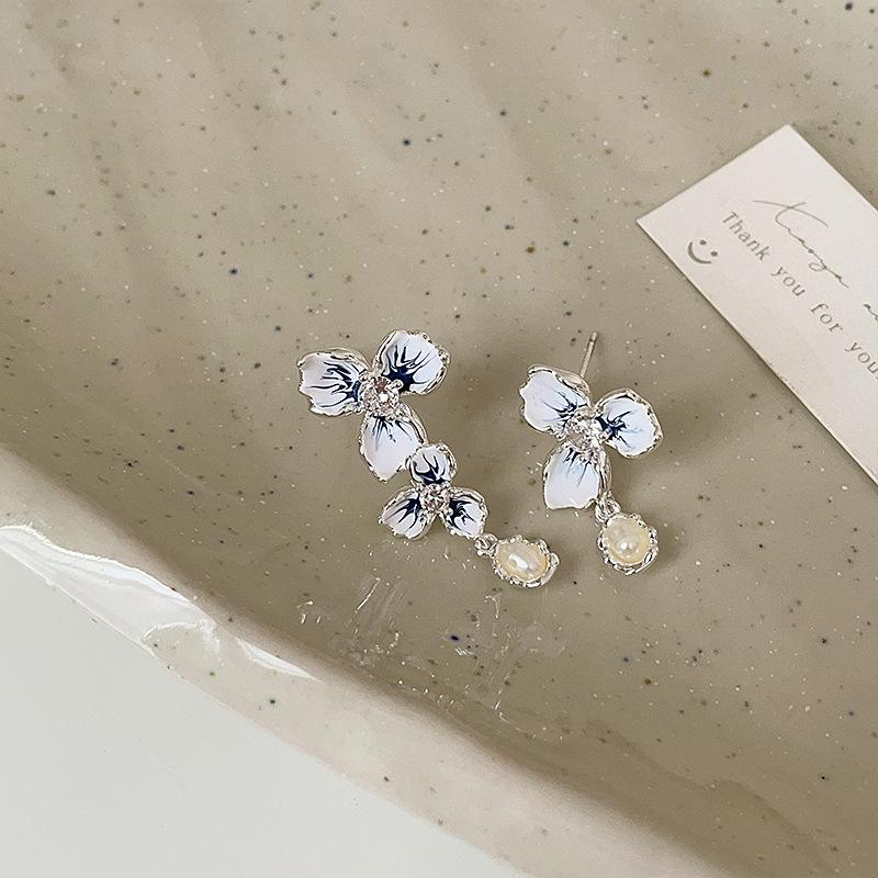 Design Sense Asymmetrical Oil Dripping Flower Fringed Stud Earrings Female Hong Kong Style Retro Light Luxury Elegant Versatile Earrings