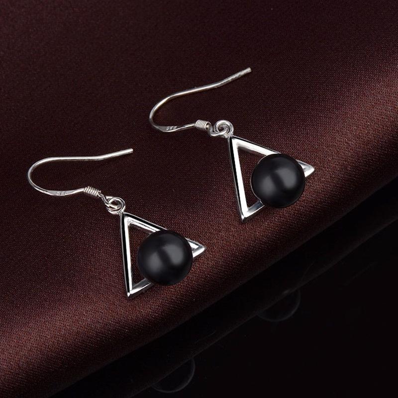 Nouvelles Boucles d'Oreilles Triangle Épingle Perle Nouvelles Boucles d'Oreilles Populaires Niche Boucles d'Oreilles Luxe Léger Haut de Gamme pour Femmes