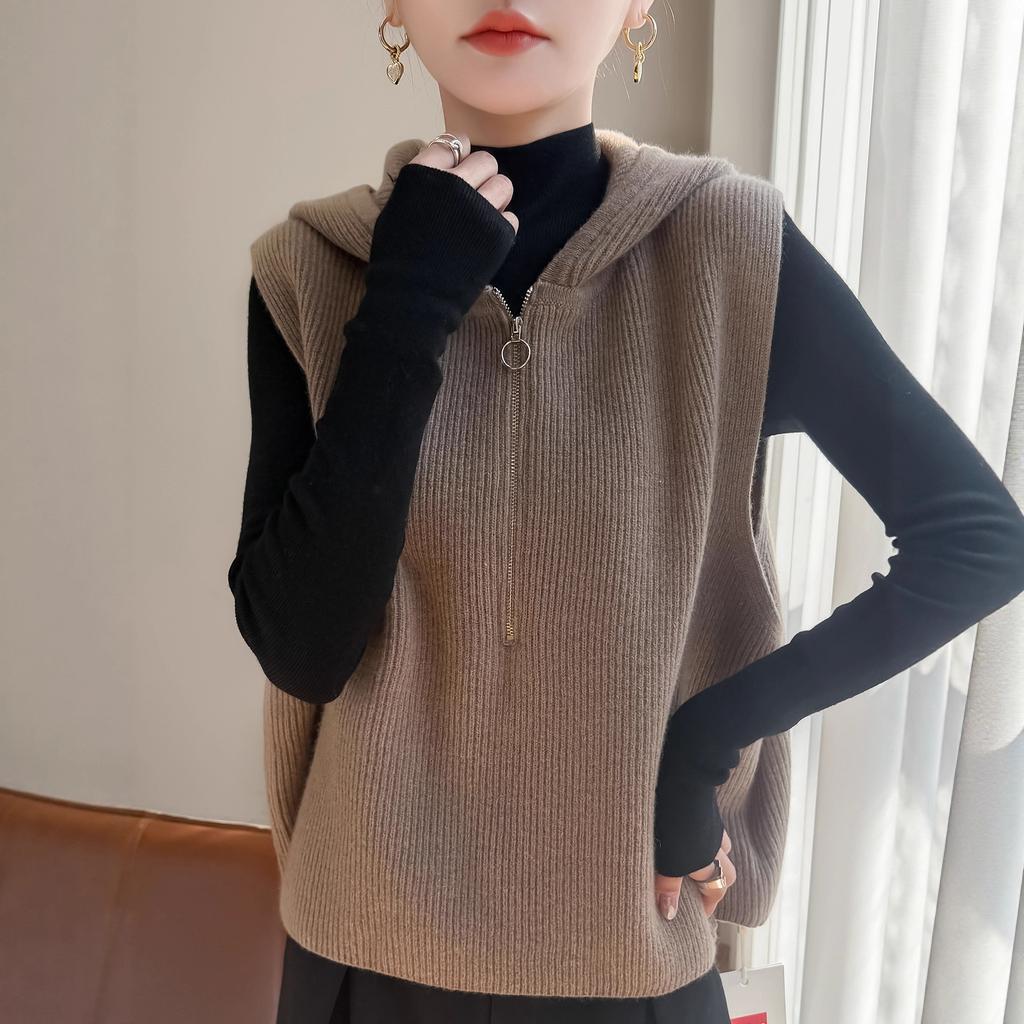 Zippered Hooded Jacket with Multiple Pockets. New Style for Autumn and Winter. Layered Design. Casual and Suitable for Commuting.