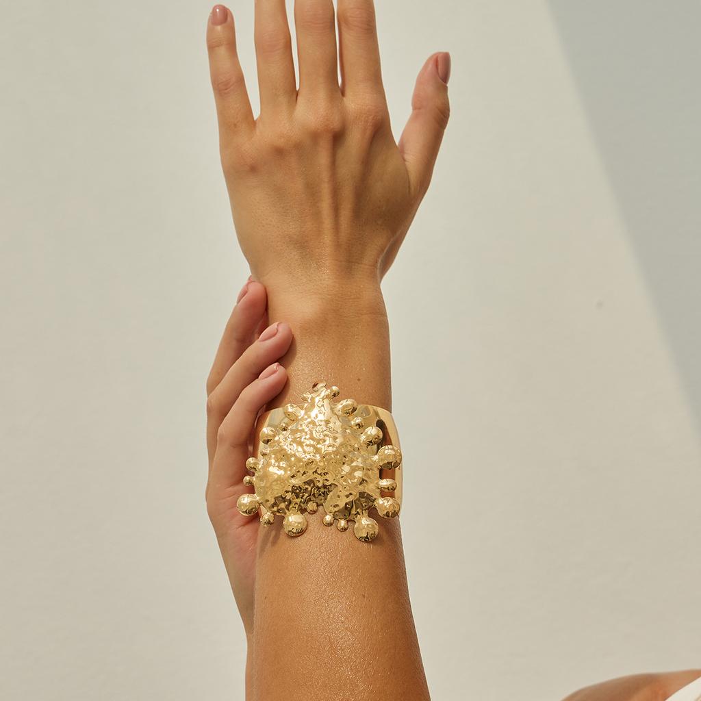 Exaggerated big love opening wide bracelet, personalized beating pattern pleated metal heart-shaped hand