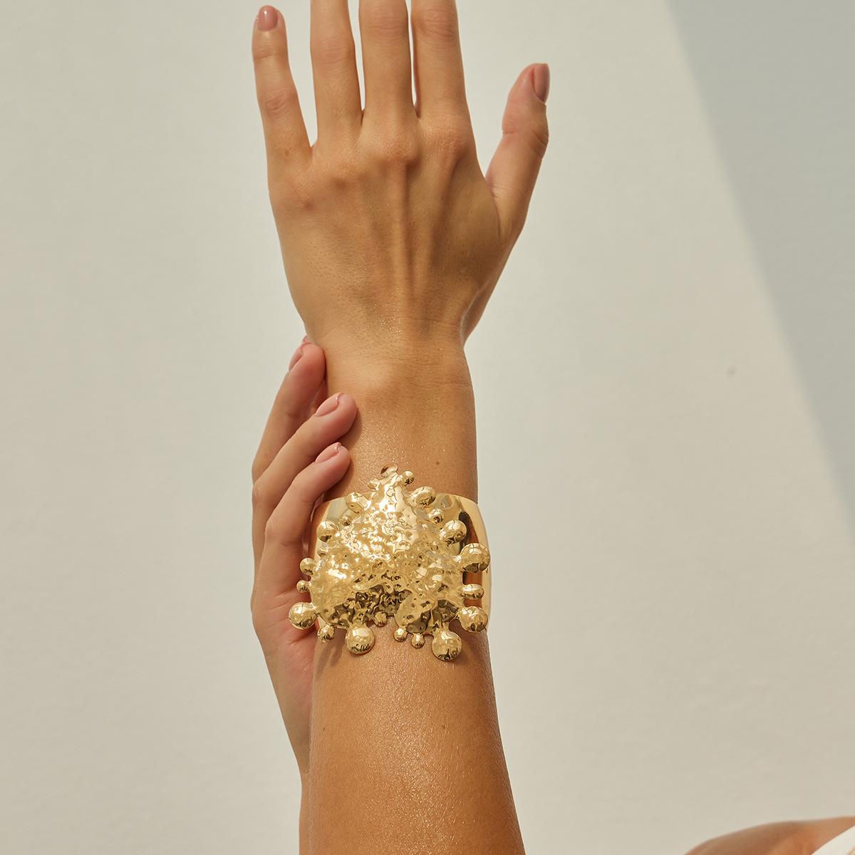 

Преувеличенный большой любви широко открывающийся браслет, персонализированный бьющийся узор плиссированное металлическое сердцевидное рука