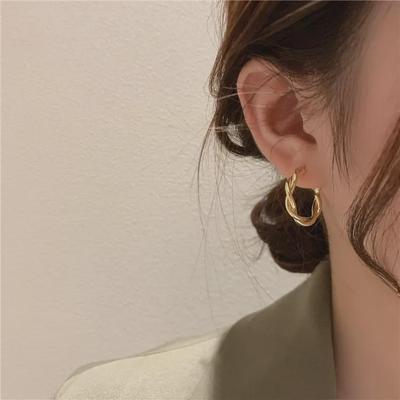 Elegante gedrehte Silver Needle Ohrringe: 2021 High-End Temperament Kollektion aus Dongdaemun, Südkorea