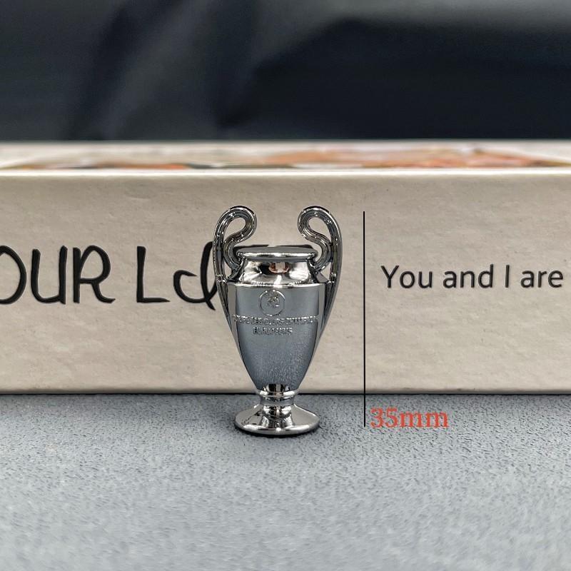 Exquisiter Schlüsselanhänger mit Weltmeisterschafts-Fußballtrophäe aus Zinklegierung, perfektes Erinnerungsgeschenk für Sportfans