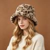 Un chapeau de pêcheur de style européen et américain imitant le vison, chapeau de pêcheur en fourrure écologique pour femmes en hiver, motif imprimé léopard