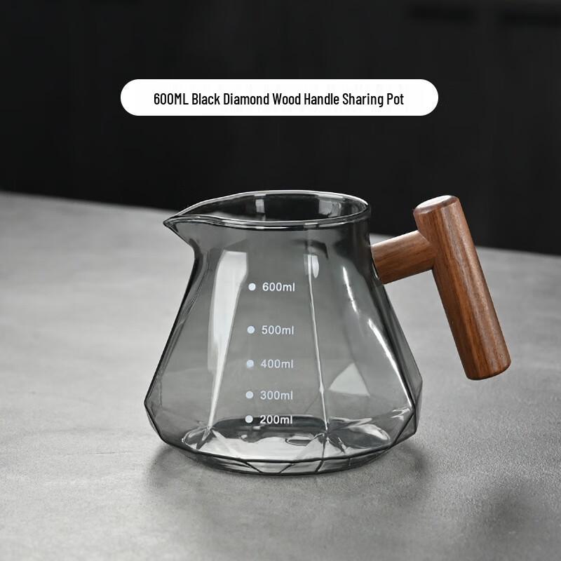 Набор стеклянных фильтров для заваривания кофе методом пролива с деревянной ручкой.