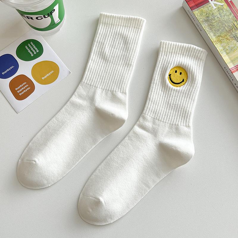 Einfarbige, mittellange Socken mit frischem, lächelndem Gesichtsmuster, schlichtem Design, bequem und atmungsaktiv.