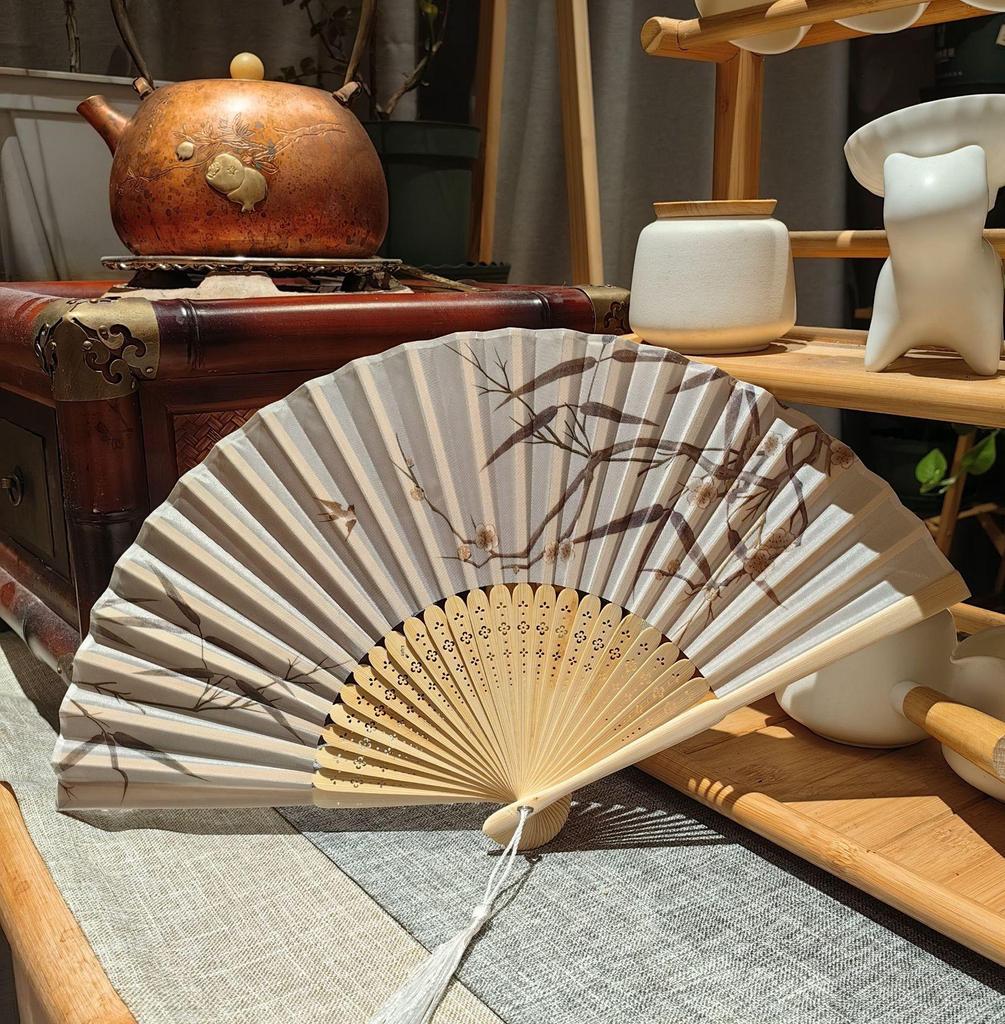 Hanfu Faltfächer im antiken Stil: Neuer chinesischer Design-Tanzfächer für Damen