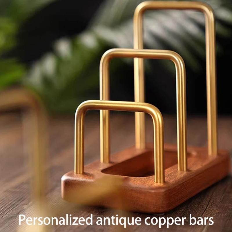 Prostorově úsporný držák na krájecí prkénka s protiskluzovou dřevěnou základnou, úložný stojan na desku na krájení na pracovní desku