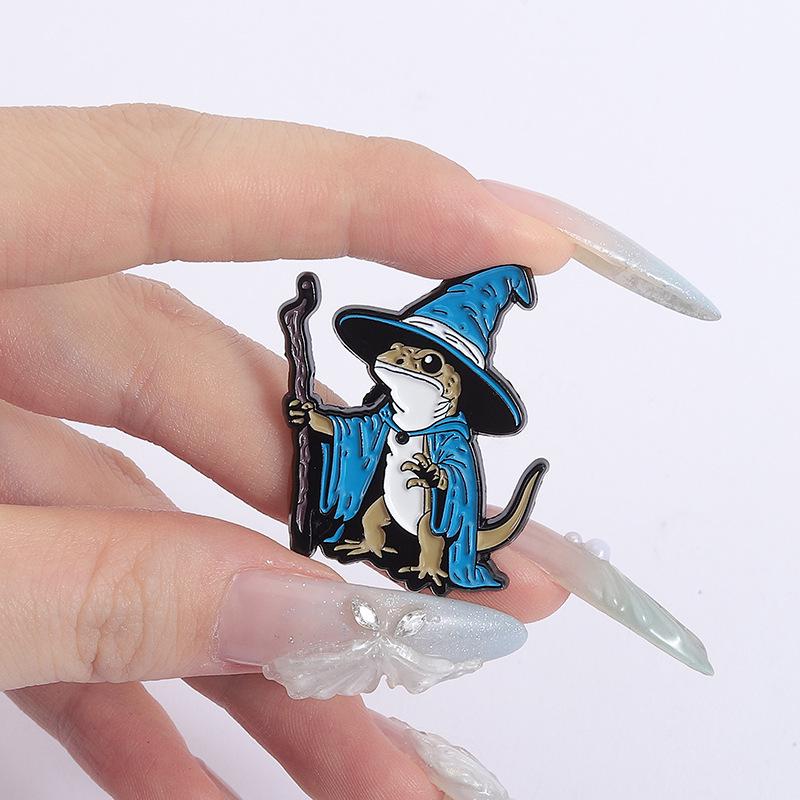 Kreativní brož žába kouzelník s holí - Vtipný japonský kreslený kovový odznak pro dekoraci batohu
