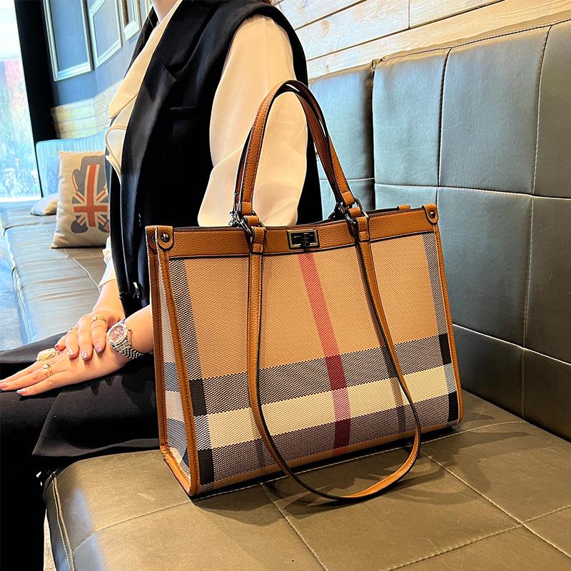 

«Женская сумка из натуральной кожи в клетку 2023 года — универсальная, вместительная, сумка через плечо и сумка-мессенджер»