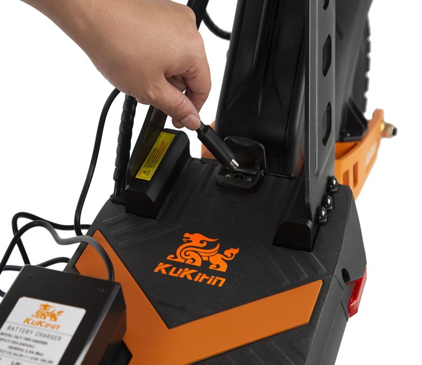 Trotinetă electrică pliabilă Kukirin G2 MAX 1000W cu baterie de 48V 20,8Ah, roți de 10 inch, viteză maximă de 55 km/h și autonomie de 80 km.